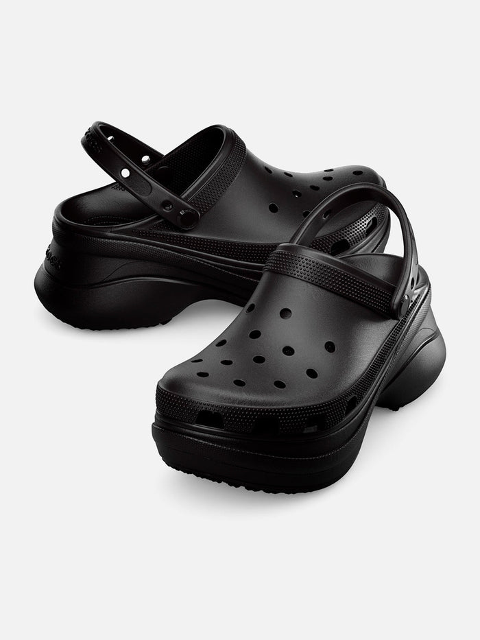 Crocs Classic Bae Clog W Negro — par en angulo