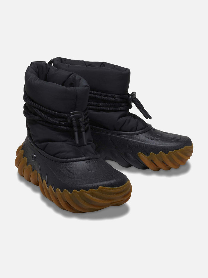 Crocs Echo Boot Negro Gum — par en angulo