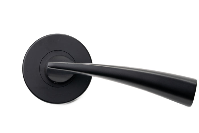 The Curve in Black By Havolka